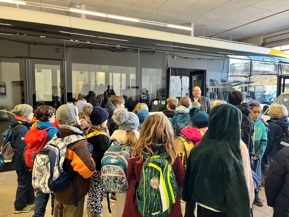 ZiSch-Klassen besuchen mit Thomas Creczko den swt-Verkehrsbetrieb und die TüBus-Leitstelle.
