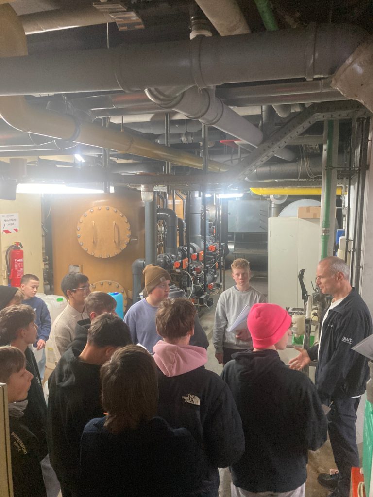 ZiSch-Klasse im Technik-Keller unter der Schwimmhalle des Uhlandbads, rechts: Udo Engelmann