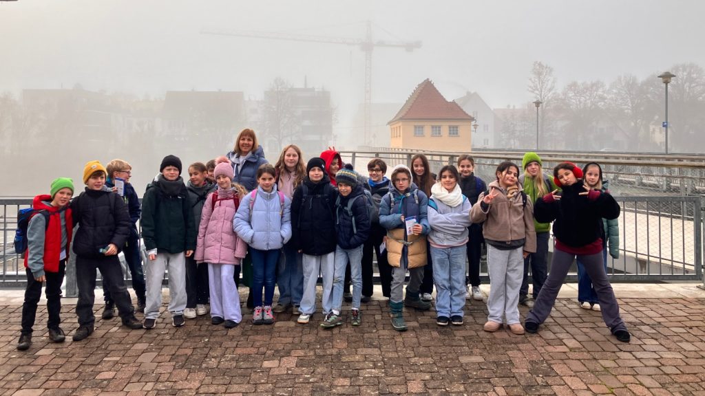 Schulklasse im Morgennebel am Wasserkraftwerk Neckarwerk in Tübingen