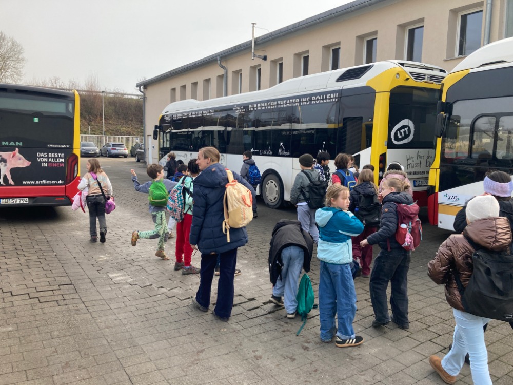 ZiSch-Klassen besuchen mit Thomas Creczko den swt-Verkehrsbetrieb und die TüBus-Leitstelle.