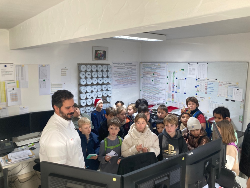 ZiSch-Klassen besuchen mit Thomas Creczko den swt-Verkehrsbetrieb und die TüBus-Leitstelle.