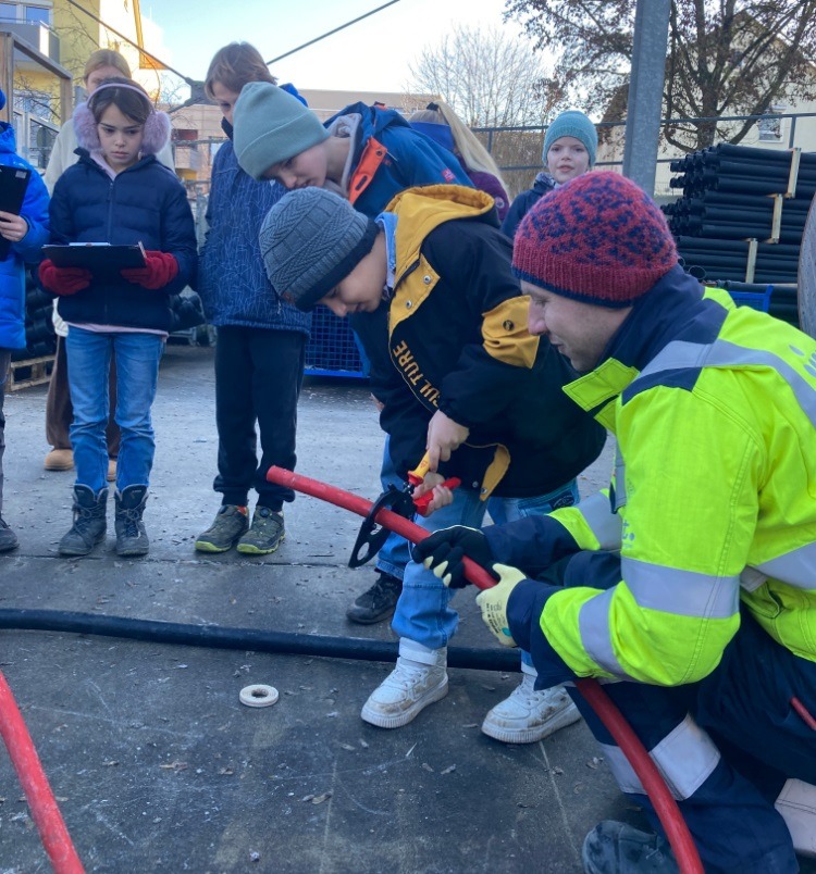 ZiSch-Besichtigung zum Thema Strom auf dem swt-Gelände: