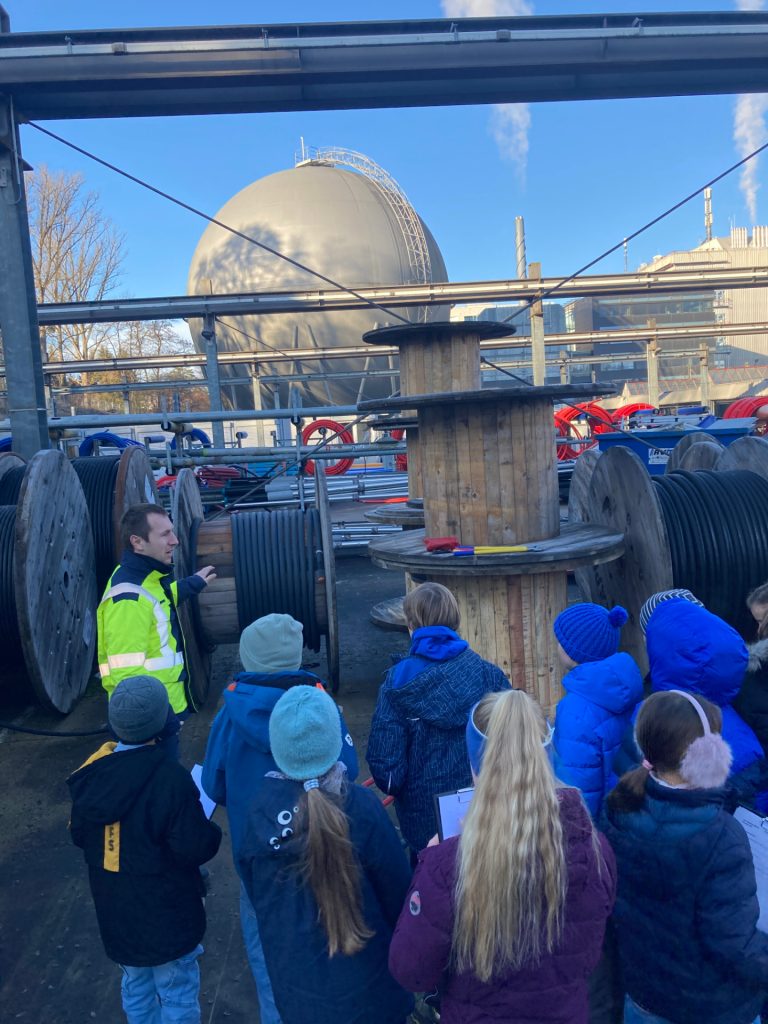 ZiSch-Besichtigung zum Thema Strom auf dem swt-Gelände: