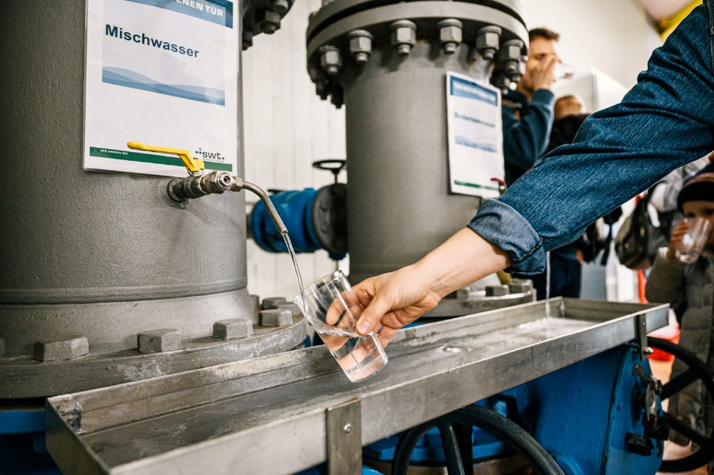 Trinkwasser im Vergleich: Tübinger Mischwasser oder Bodenseewasser, Probe im Wasserbehälter Sand