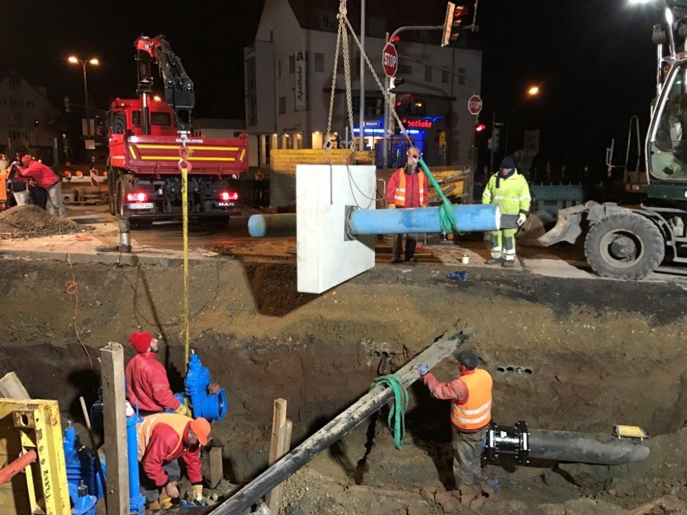 Baustellen für die Transportleitung / Hauptwasserleitung:: nächtliche Arbeiten an der Adlerkreuzung