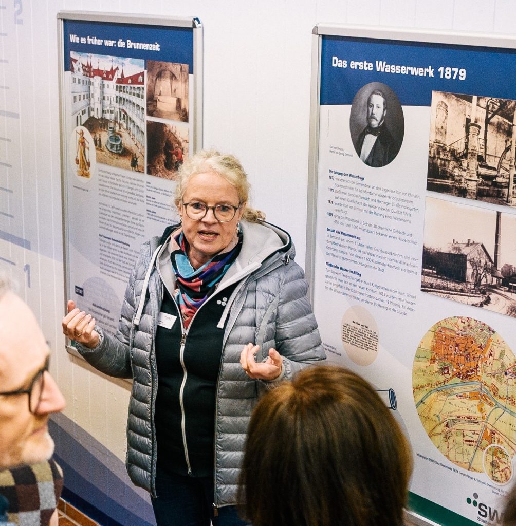 Birgit Krämer bei Führung in der Trinkwasserausstellung im Mischbehälter Sand