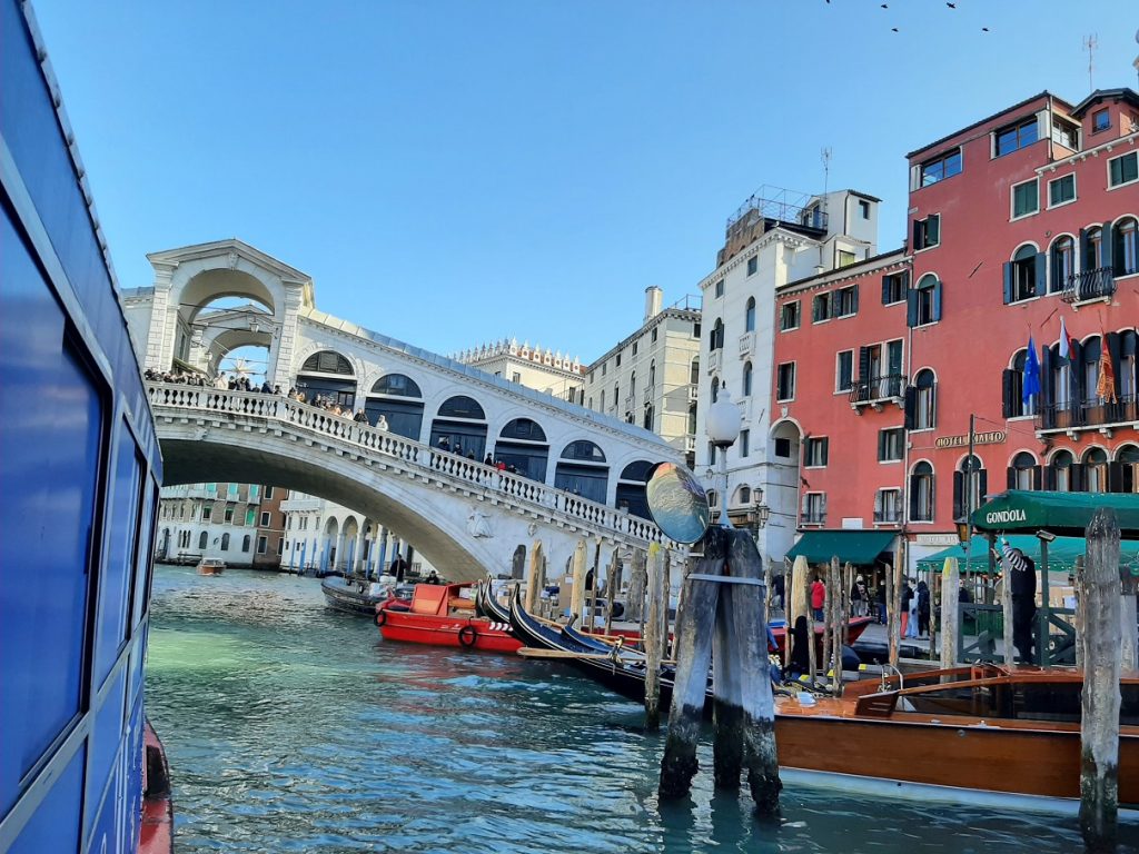Canal Grande mit Rialtobrücke in Venedig