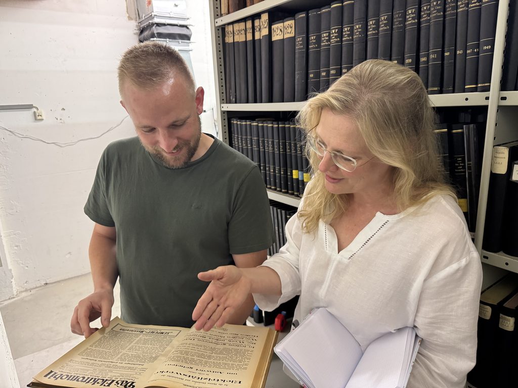 Johannes Schmidt und Veronika Renkenberger im Stadtwerke-Archiv