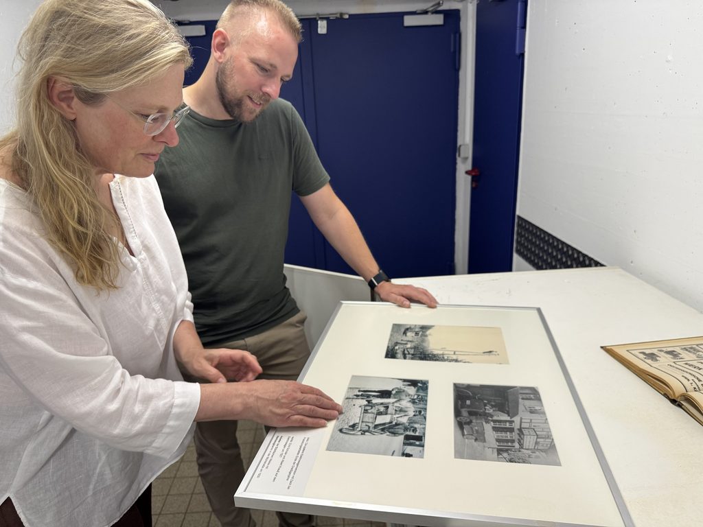 Johannes Schmidt und Veronika Renkenberger im Stadtwerke-Archiv