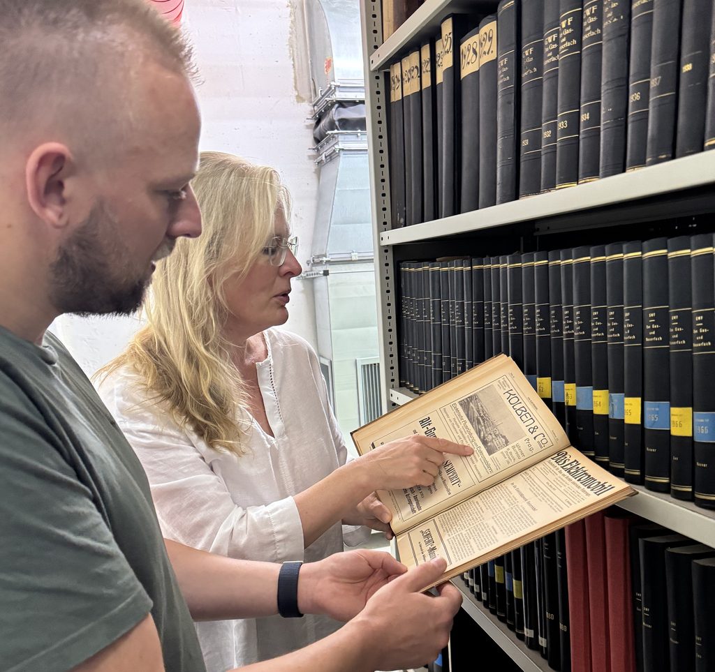 Johannes Schmidt und Veronika Renkenberger im Stadtwerke-Archiv