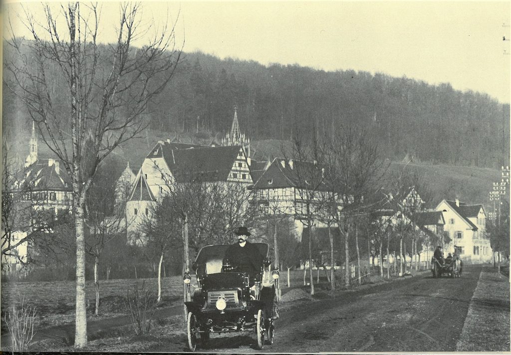 Das erste Automobil, das man ab 1902 in Tübingen sehen konnte, auf der Landstraßen nach Bebenhausen