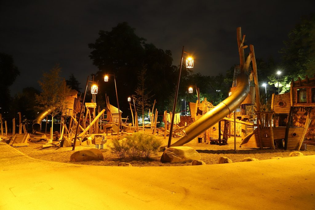 Bernsteinfarbenes Licht am Piratenspielplatz im Anlagenpark