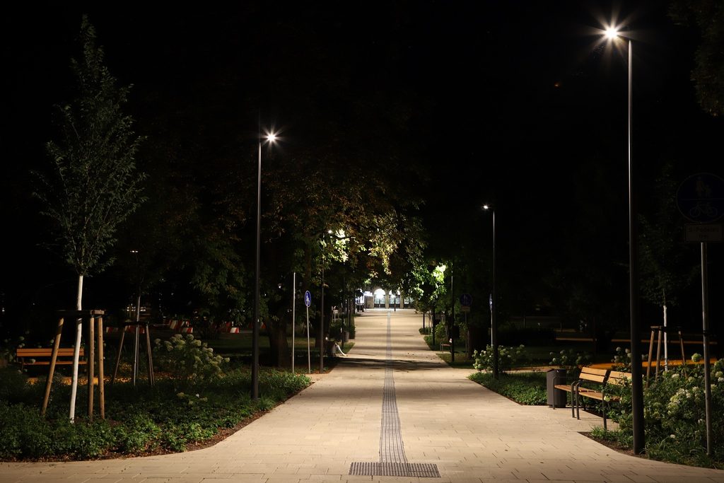 "Licht nach Bedarf" im Anlagenpark: Blick entlang der Hauptachse des Fußwegs zum Hauptbahnhof 