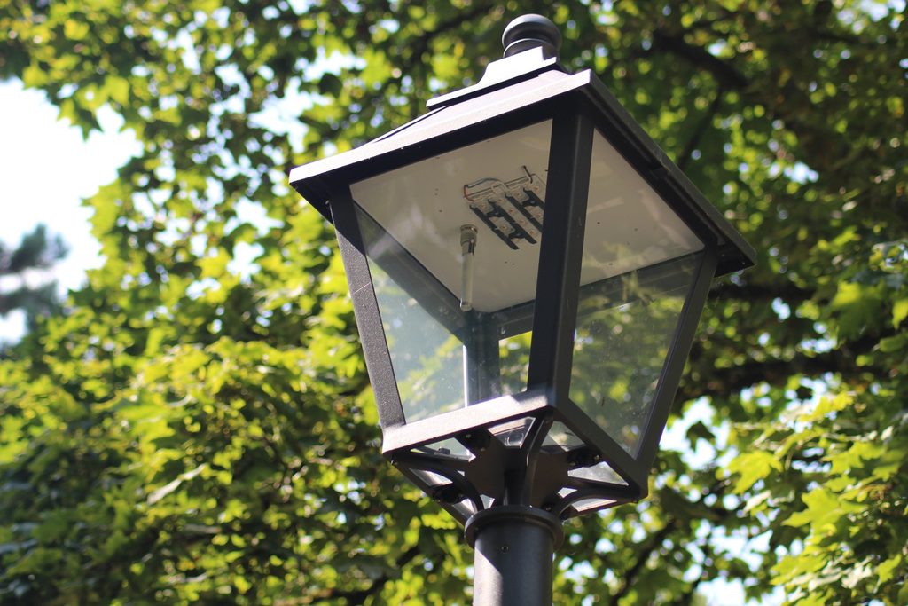Umgerüstete Straßenlaternen: verschiedene Typen mit Sensoren für Licht nach Bedarf 
