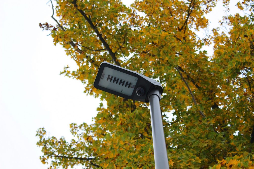 Umgerüstete Straßenlaternen: verschiedene Typen mit Sensoren für Licht nach Bedarf 