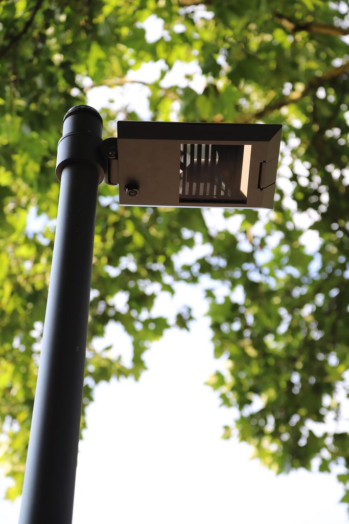 Umgerüstete Straßenlaternen: verschiedene Typen mit Sensoren für Licht nach Bedarf 