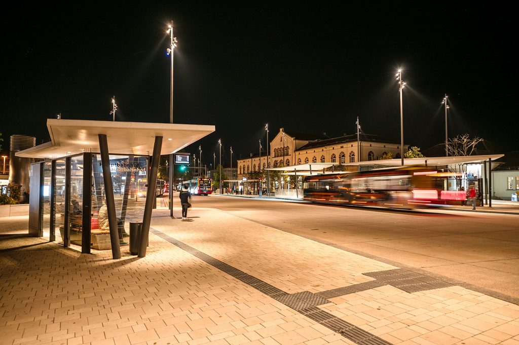 Straßenbeleuchtung am  Omnibusbahnhof Tübingen, ZOB, bei Nacht.