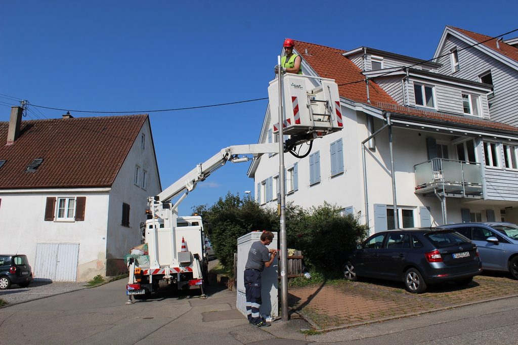 swt-Monteure beim Austausch und Umrüsten von Straßenlaternen, hier: in Hirschau